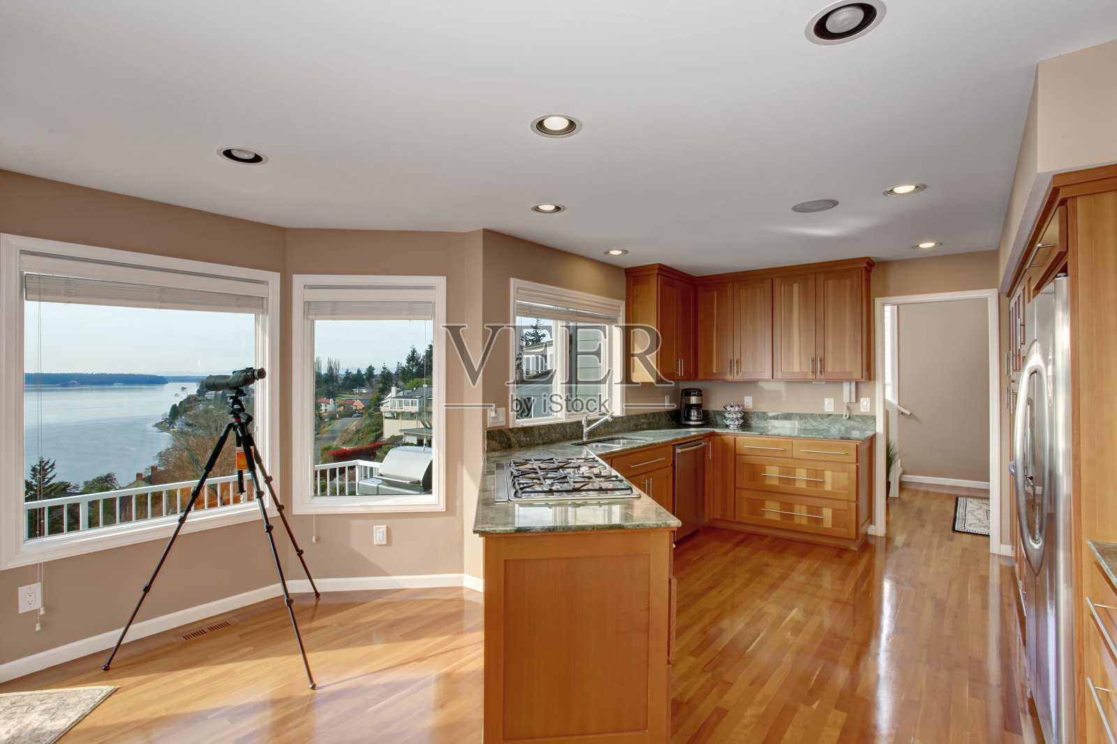 美妙的厨房，深硬木地板和大理石柜台。照片摄影图片