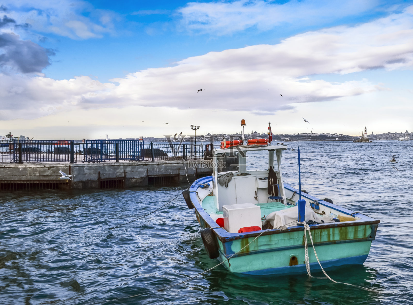 伊斯坦布尔博斯普鲁斯，伊斯坦布尔的风景在多云的天空下照片摄影图片