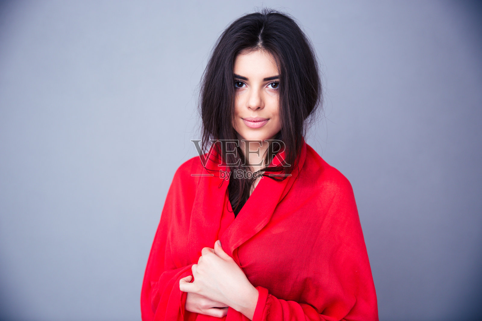 一个穿着红布的快乐女人的肖像照片摄影图片