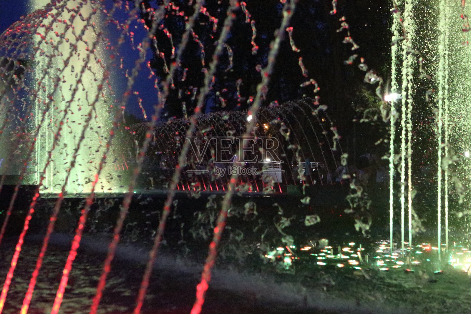 灯光喷泉之夜照片摄影图片