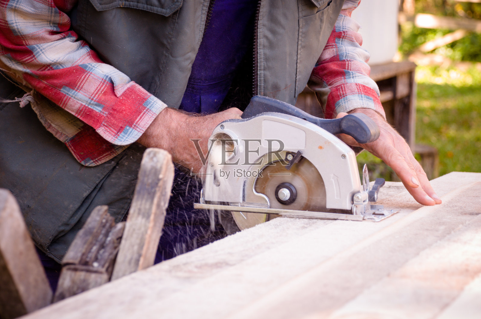 用圆锯砍柴的人照片摄影图片