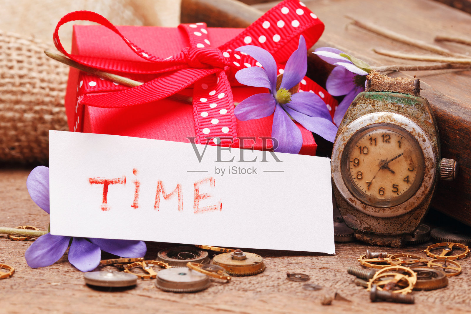 红礼盒系红丝带，文字“时间”照片摄影图片