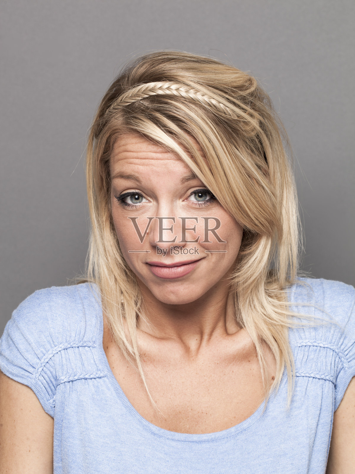 对年轻的金发女人的疏忽概念照片摄影图片