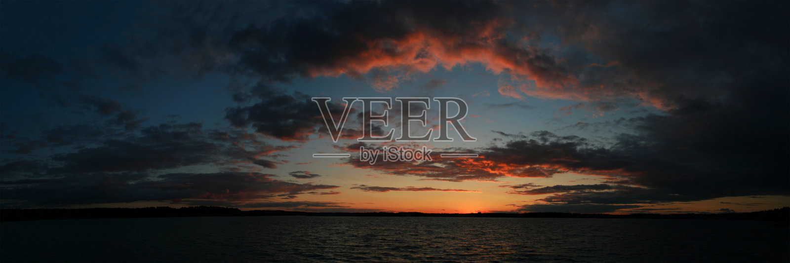 湖上日落的全景照片摄影图片