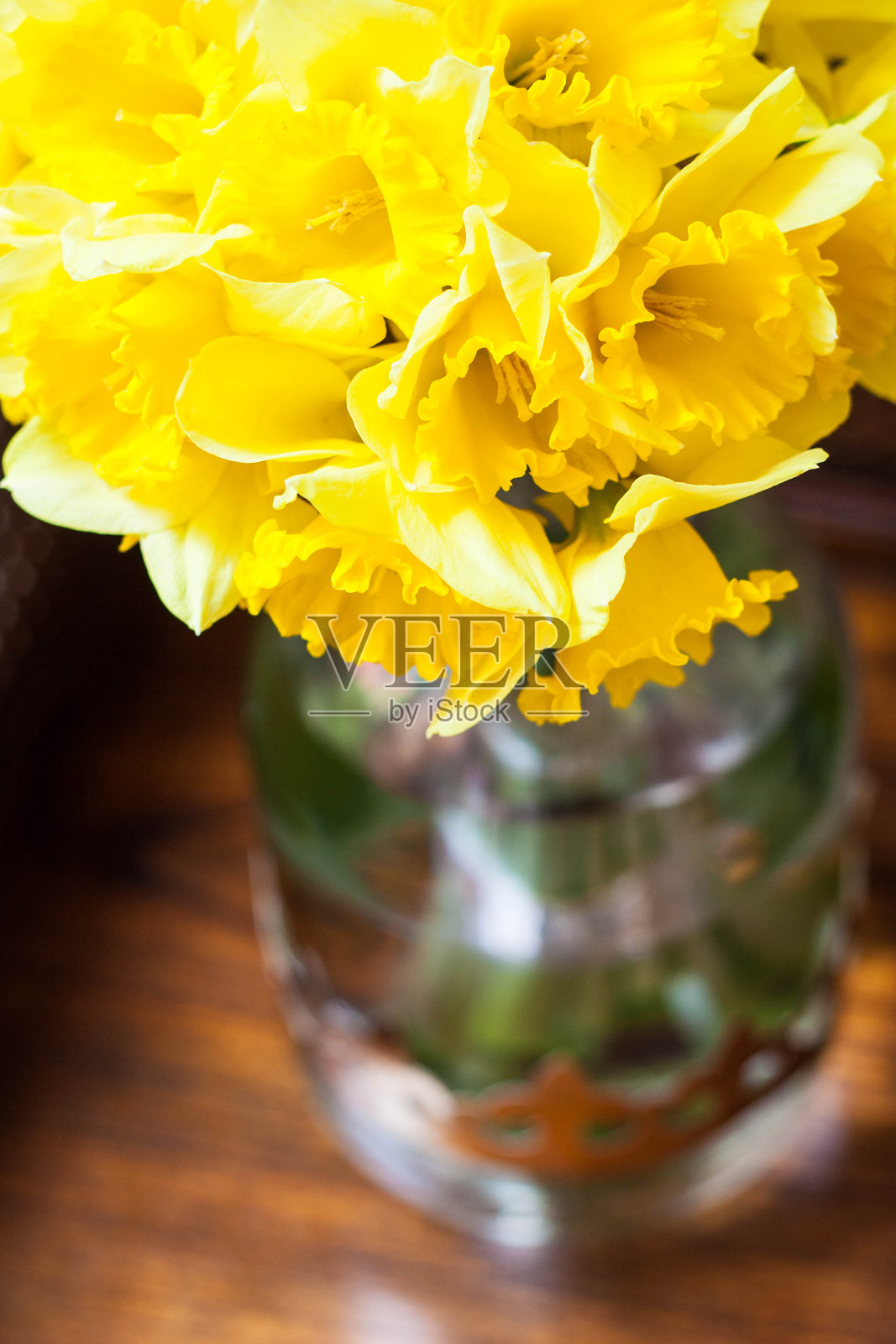 花瓶里的水仙照片摄影图片