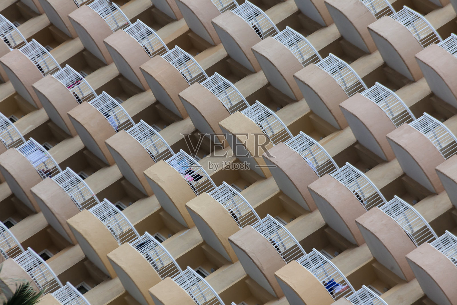 对称的酒店阳台照片摄影图片