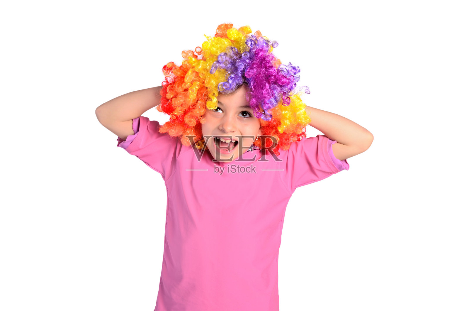 小女孩快乐的戴着假发照片摄影图片