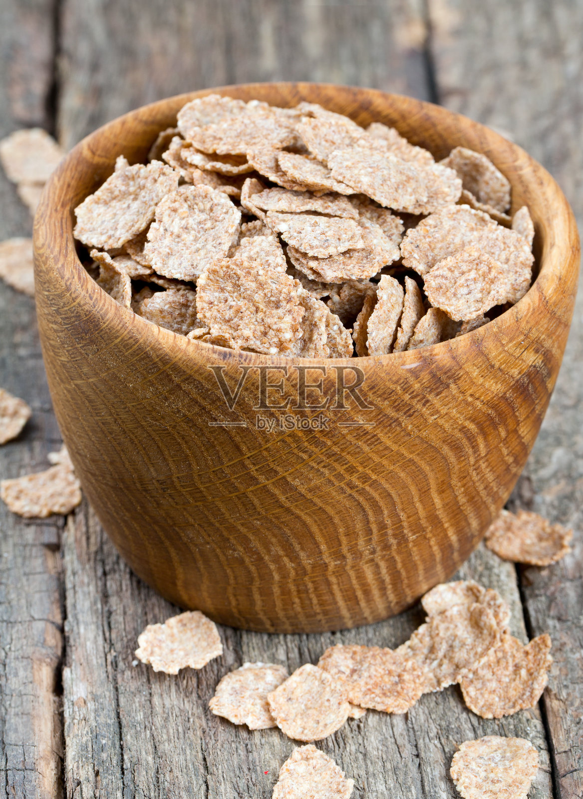木桌上的木碗里的糠片照片摄影图片