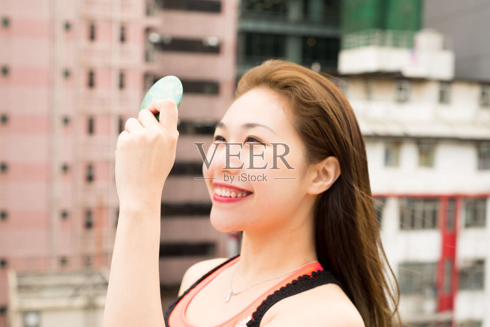 女孩看着镜子照片摄影图片