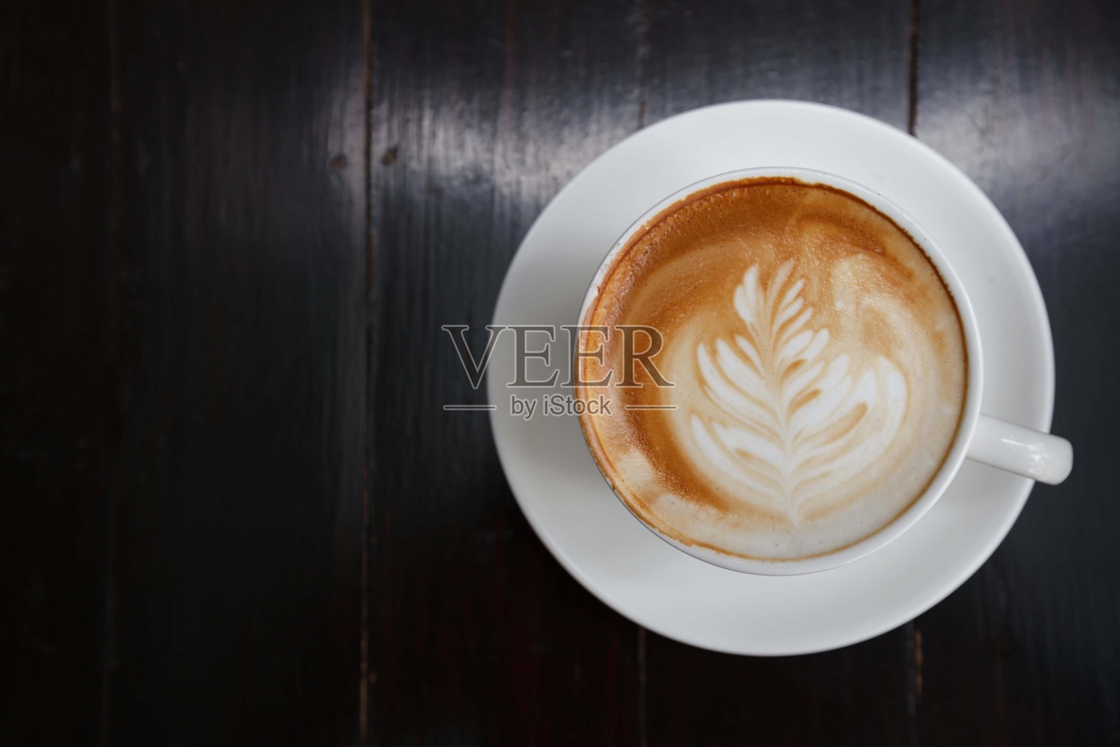 木制的拿铁咖啡照片摄影图片