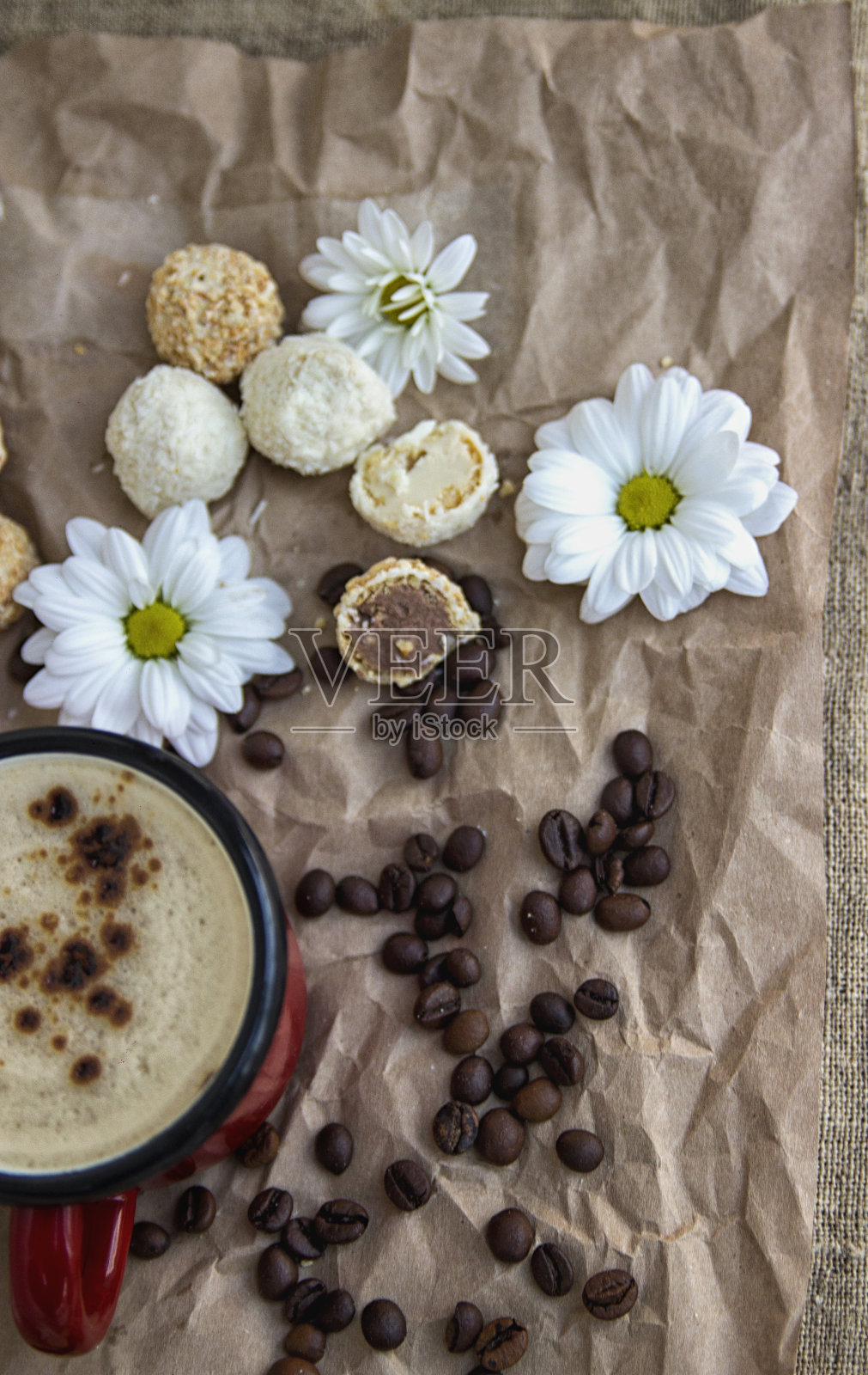 桌上放着咖啡，饼干和鲜花照片摄影图片