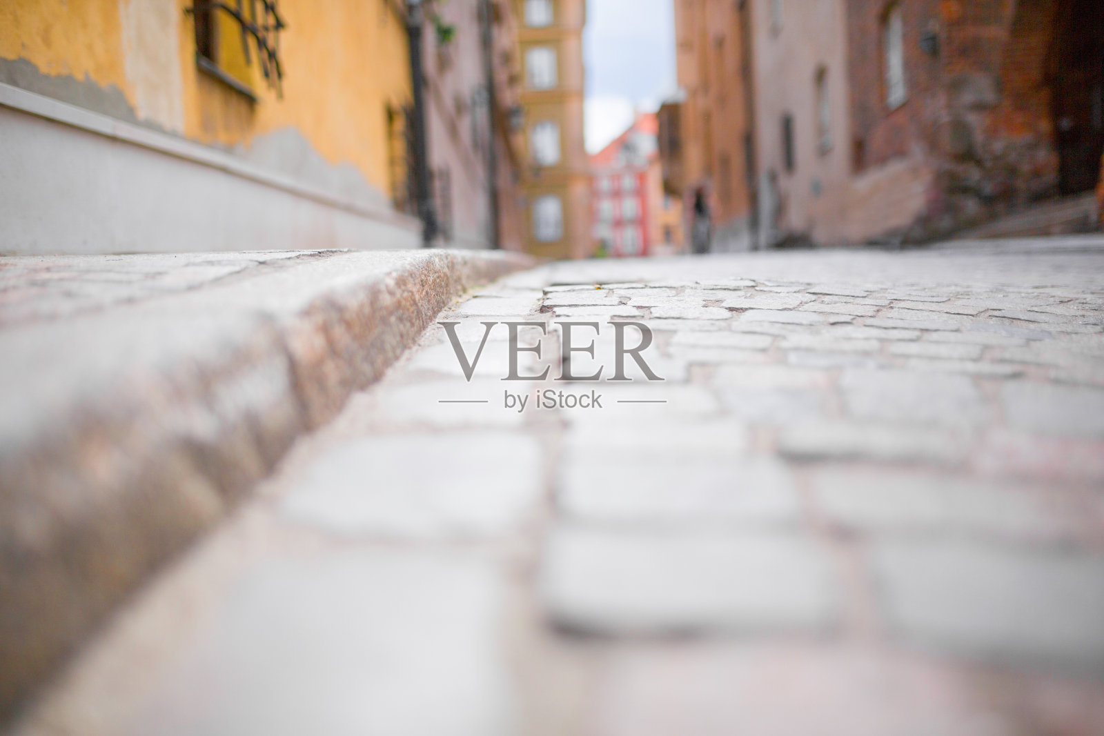 老城区狭窄的步行街照片摄影图片