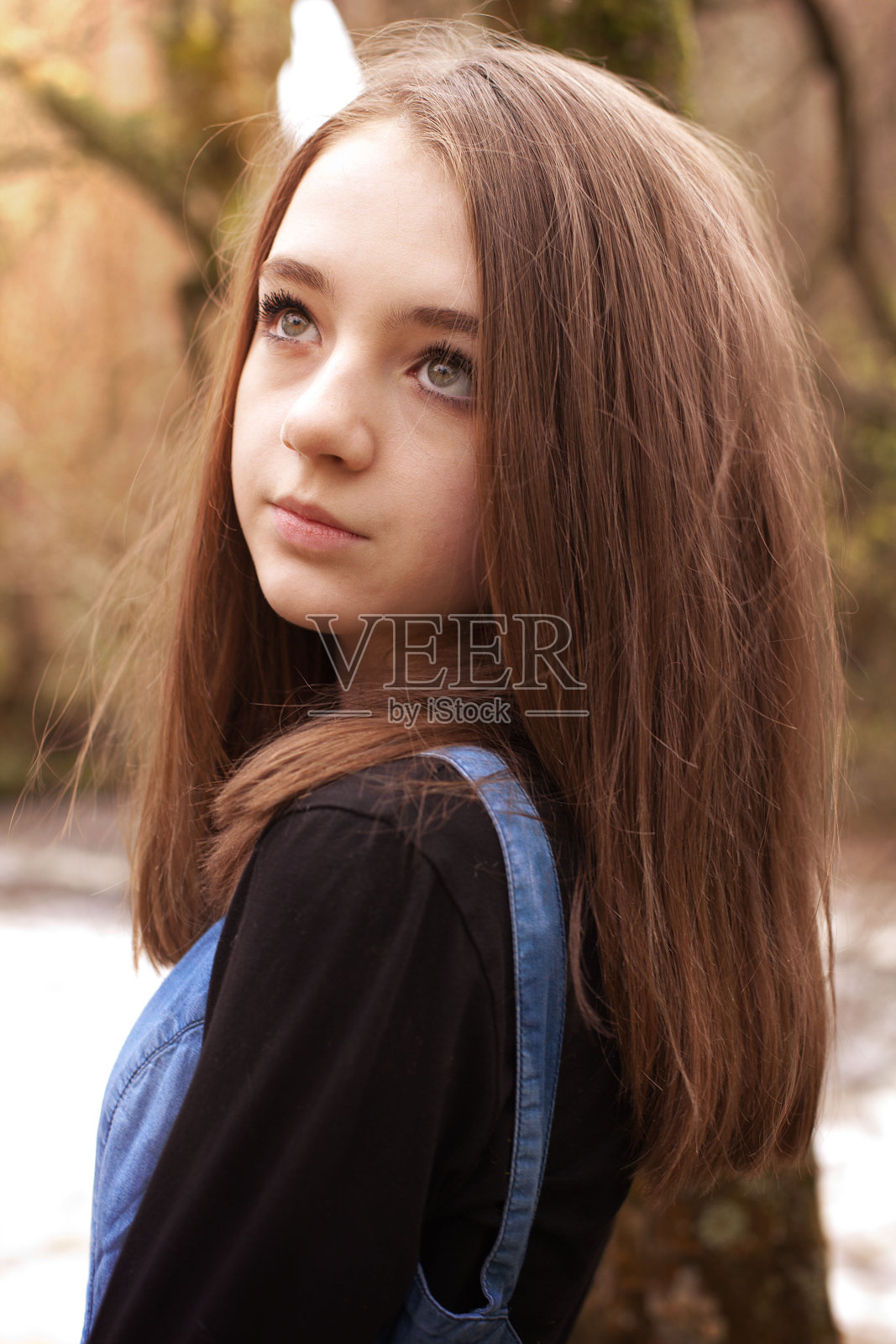 美丽的少女在室外仰望照片摄影图片