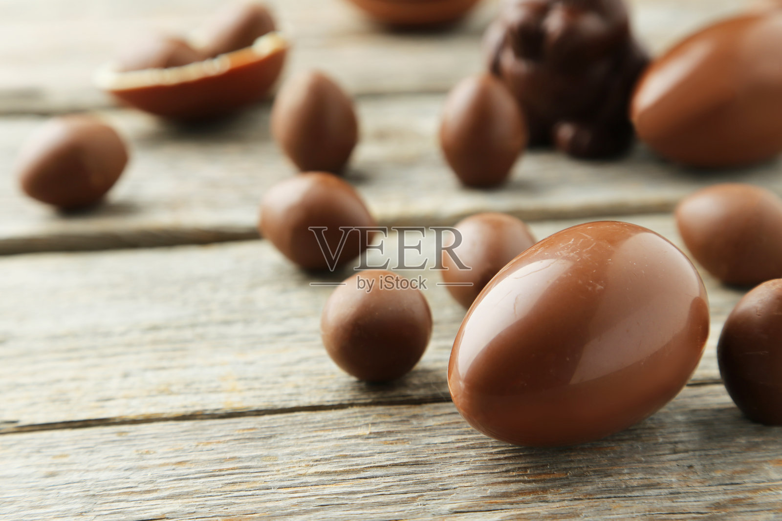 巧克力复活节彩蛋在灰色的木制背景照片摄影图片