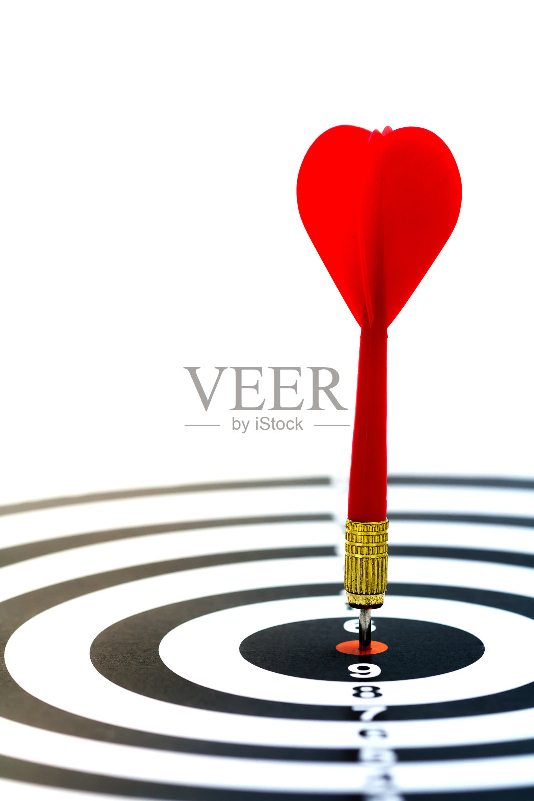 目标飞镖与箭孤立在白色背景照片摄影图片