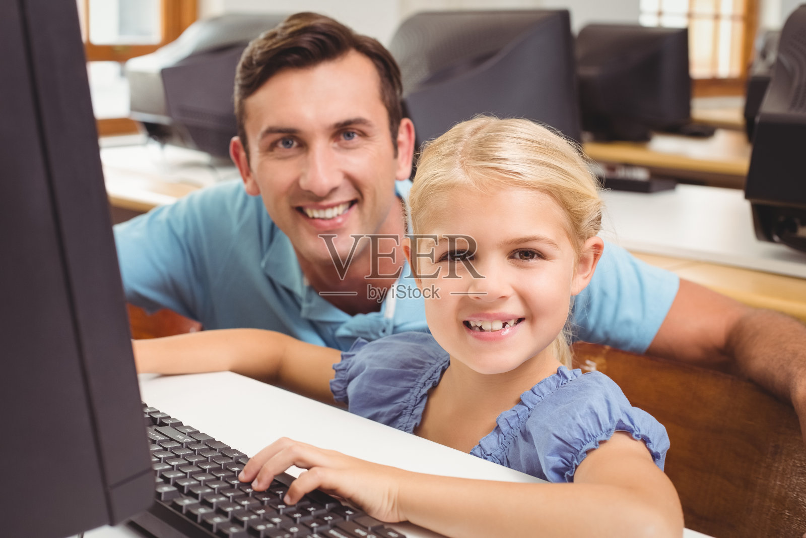 和老师一起上计算机课的可爱学生照片摄影图片