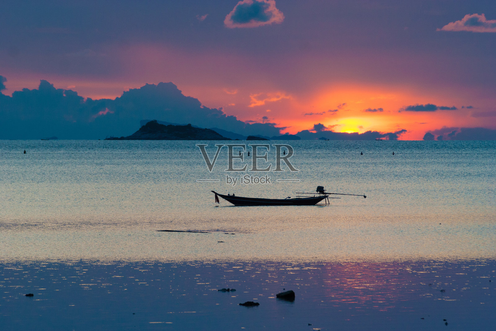 图为在热带海滩上的空长尾船照片摄影图片