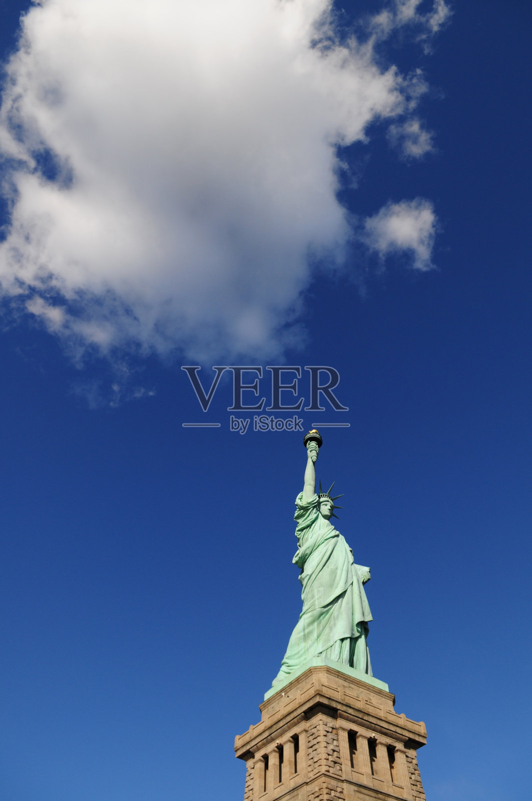 自由女神像和一朵云照片摄影图片