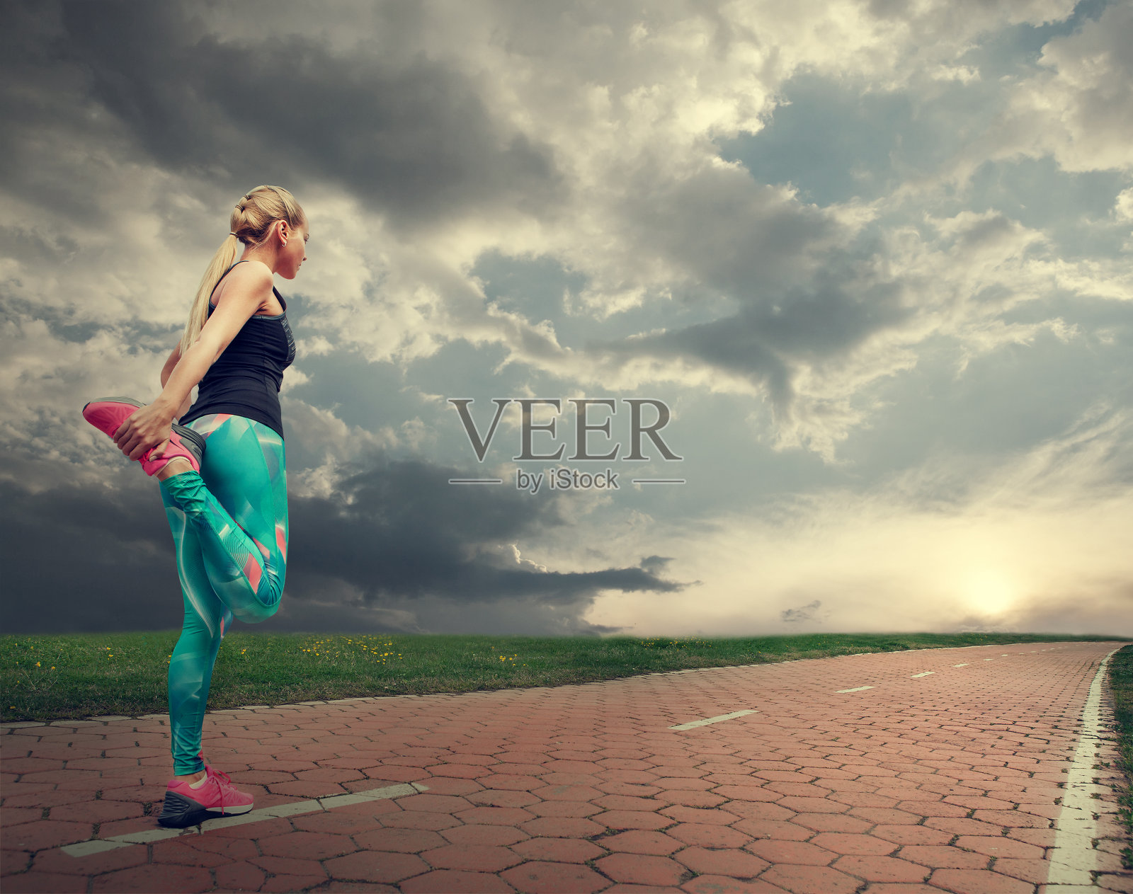 金发女孩开始跑照片摄影图片