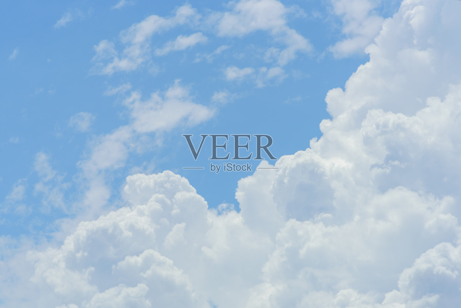 蓝天映衬着白云照片摄影图片