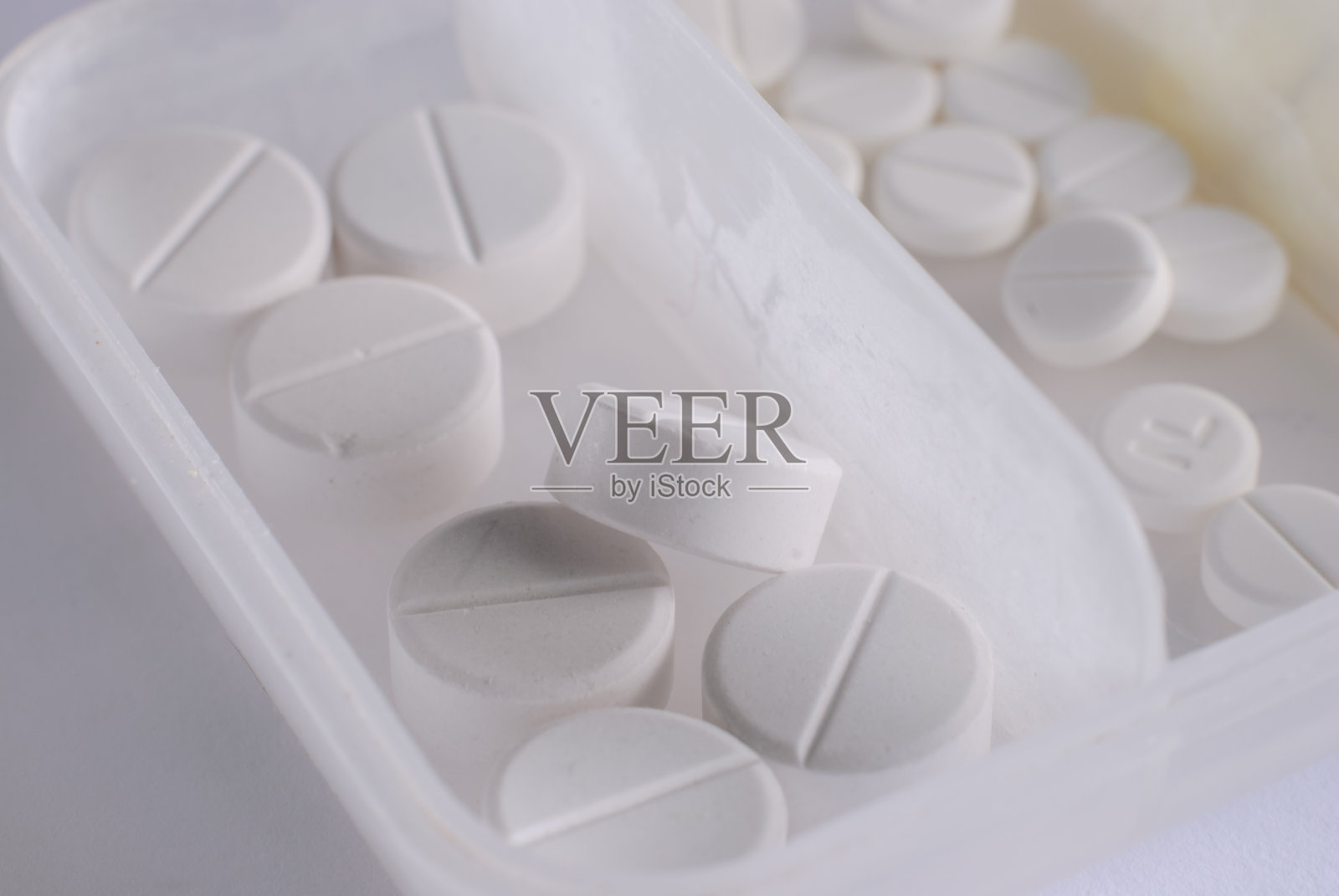 一堆白色的圆形药片照片摄影图片