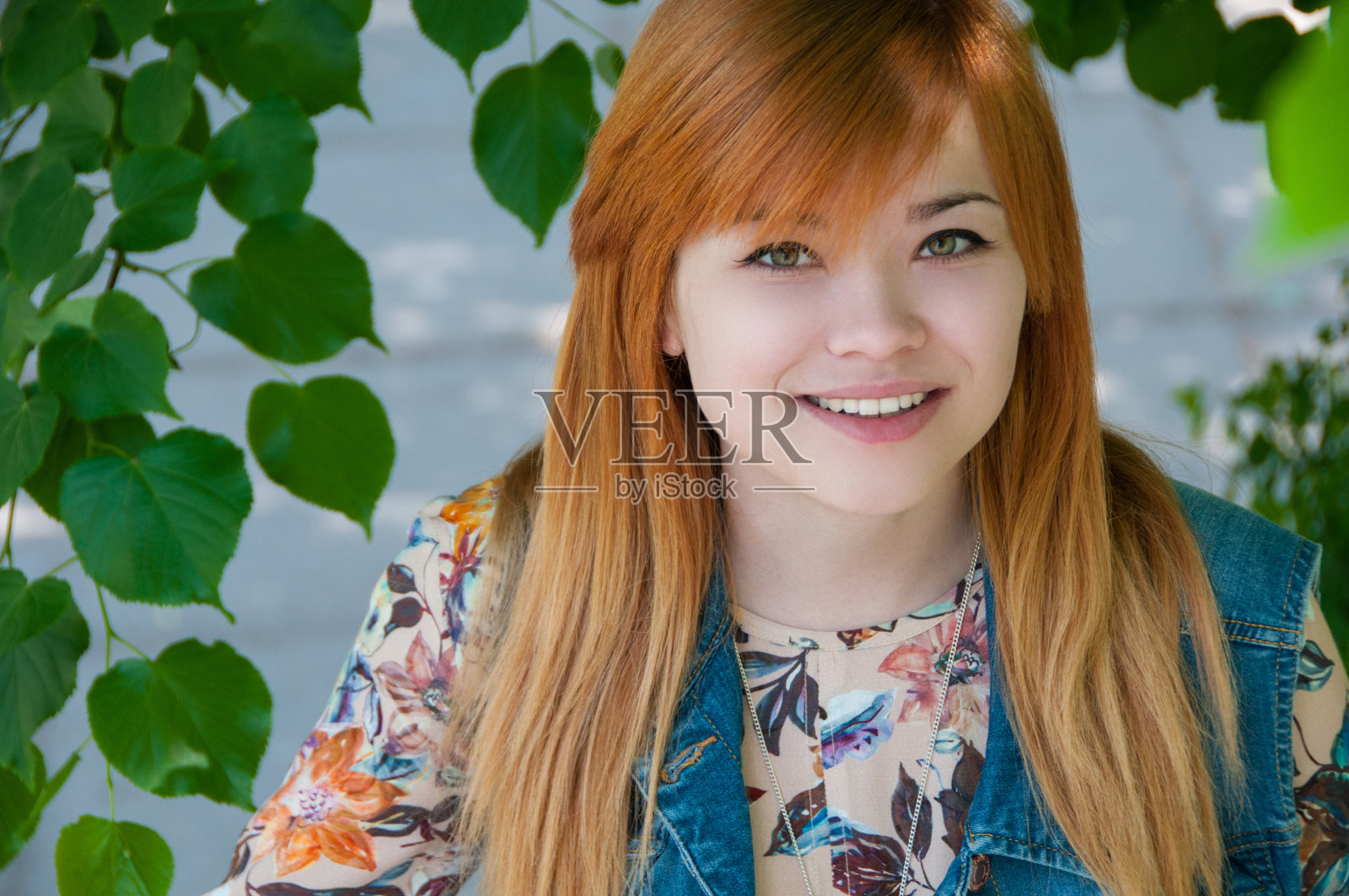 夏日阳光明媚的时尚生活写真年轻时尚女性照片摄影图片