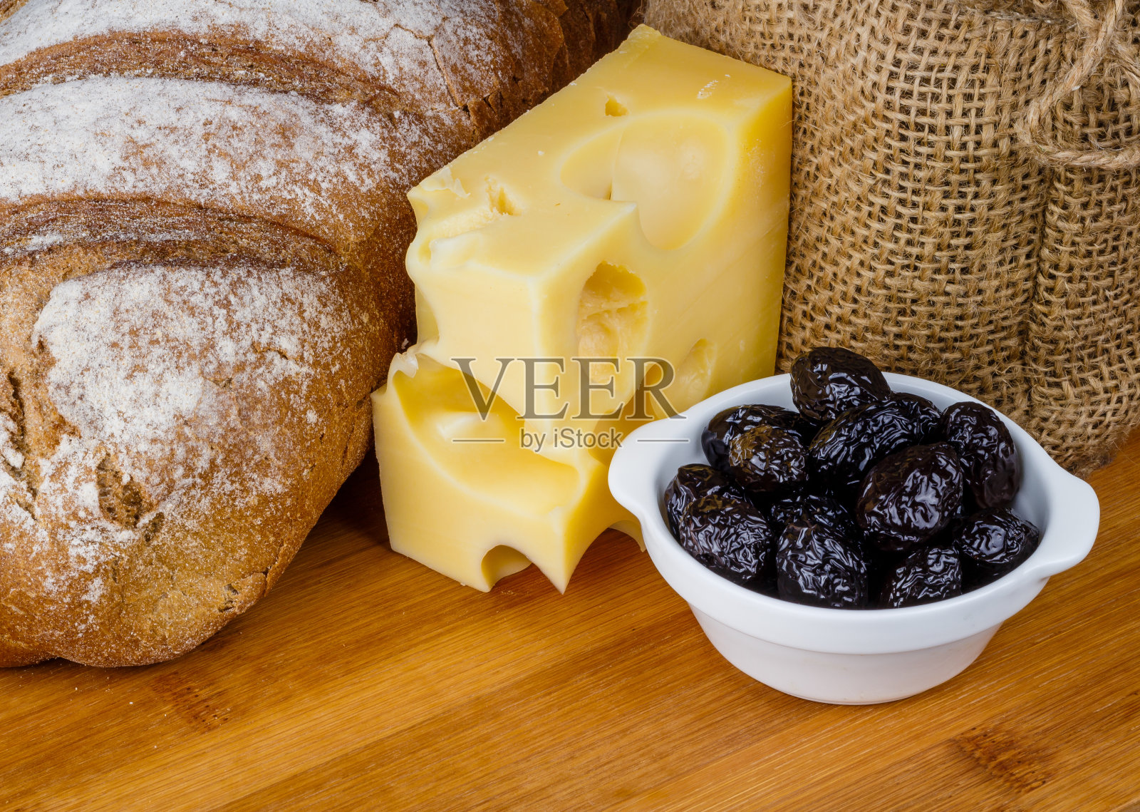 一块面包，一块奶酪和橄榄照片摄影图片