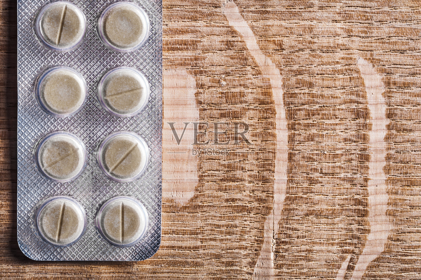 吸塑包装药丸在老式木板与组织c照片摄影图片