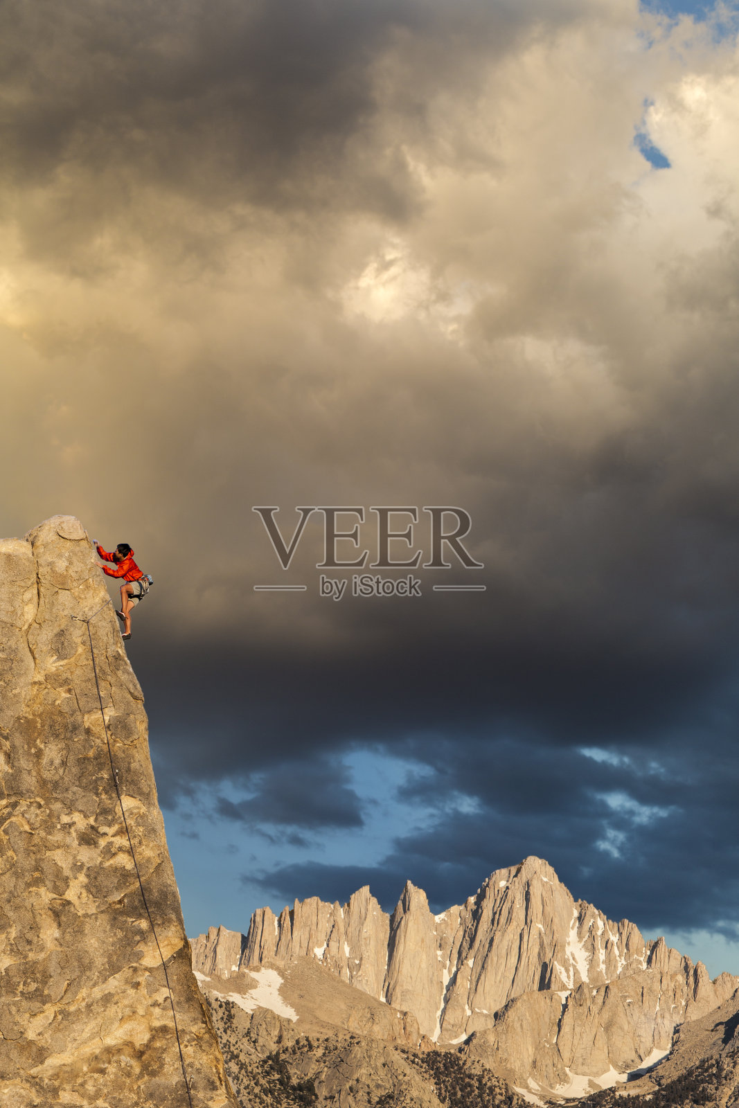 边缘上的攀登者。照片摄影图片