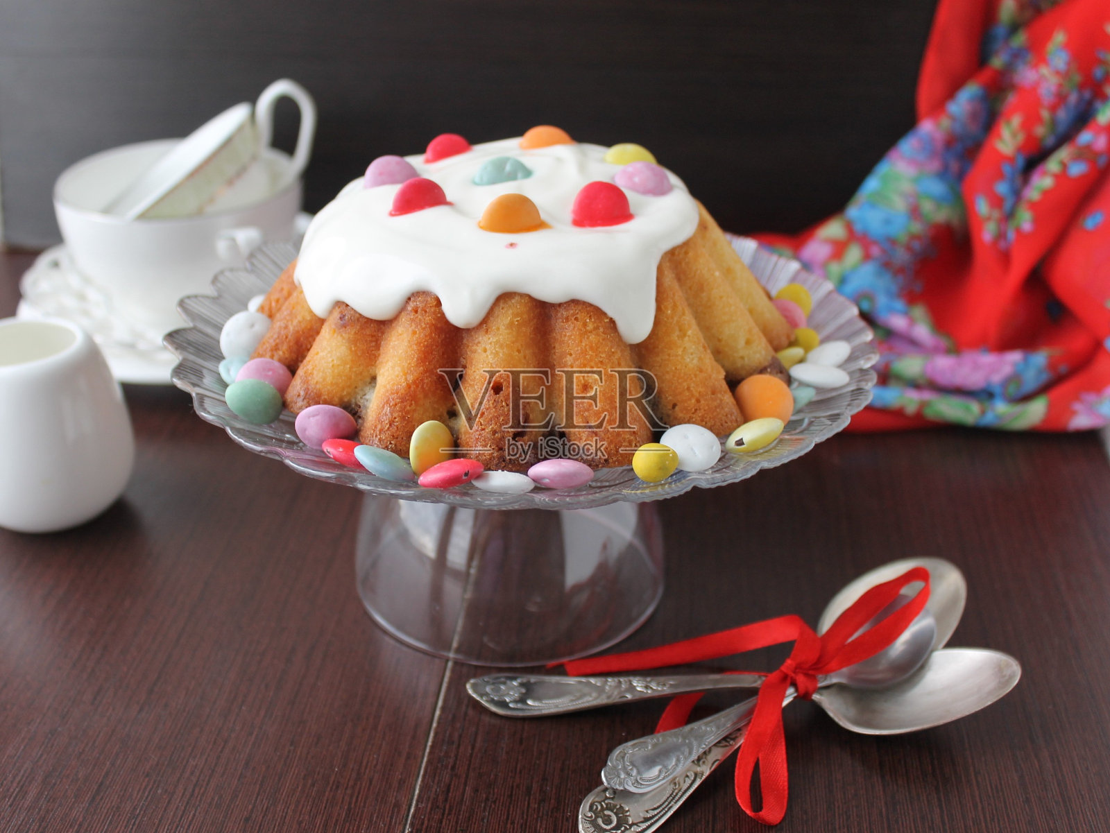 有白色糖霜和糖果的纸杯蛋糕照片摄影图片