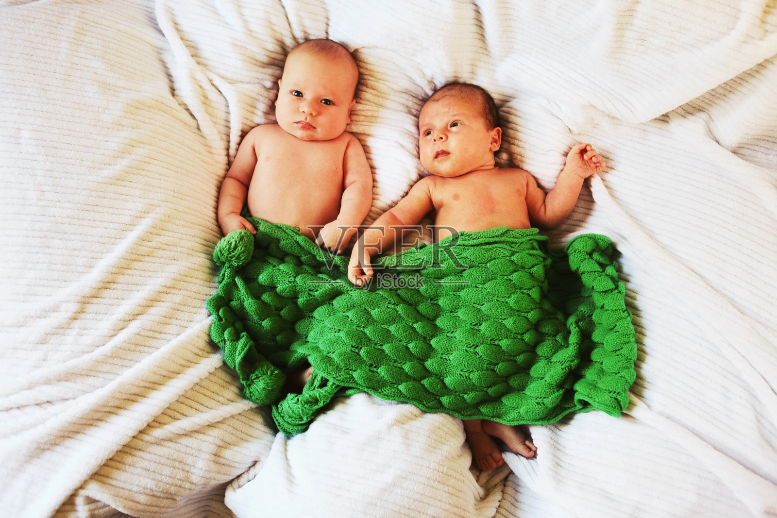 婴儿在床上。照片摄影图片