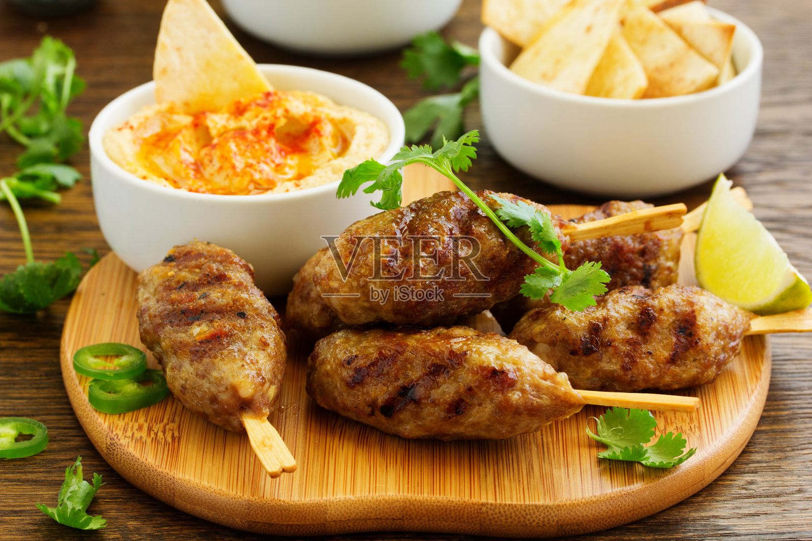 烧烤羊肉配点心(萝卜沙拉，照片摄影图片