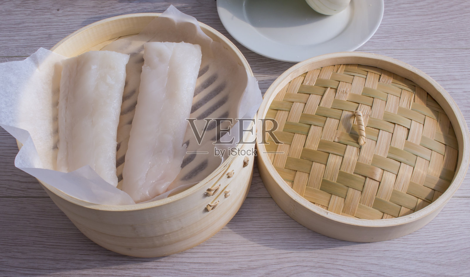 竹蒸笼生鱼片照片摄影图片