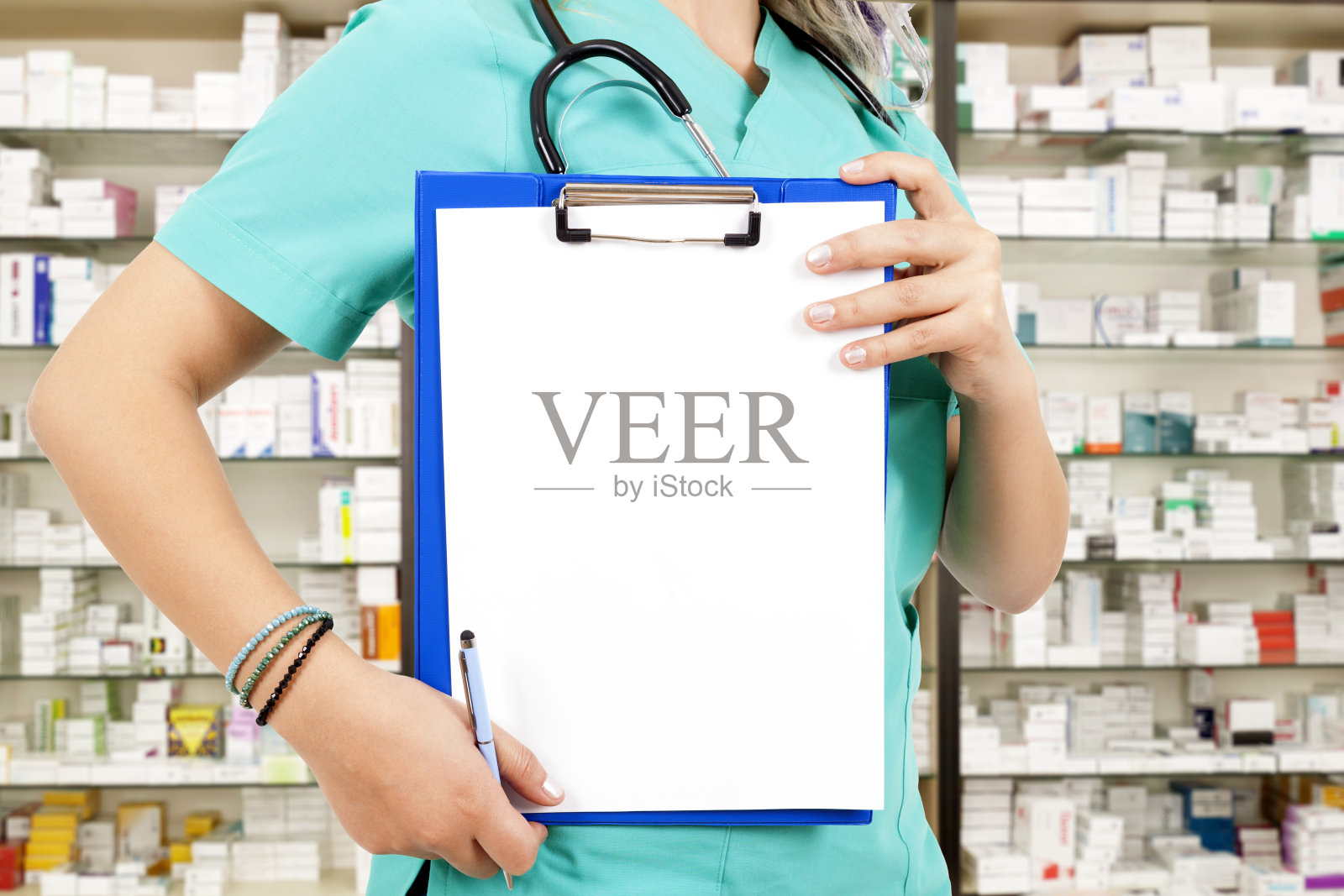 药店的女医生照片摄影图片