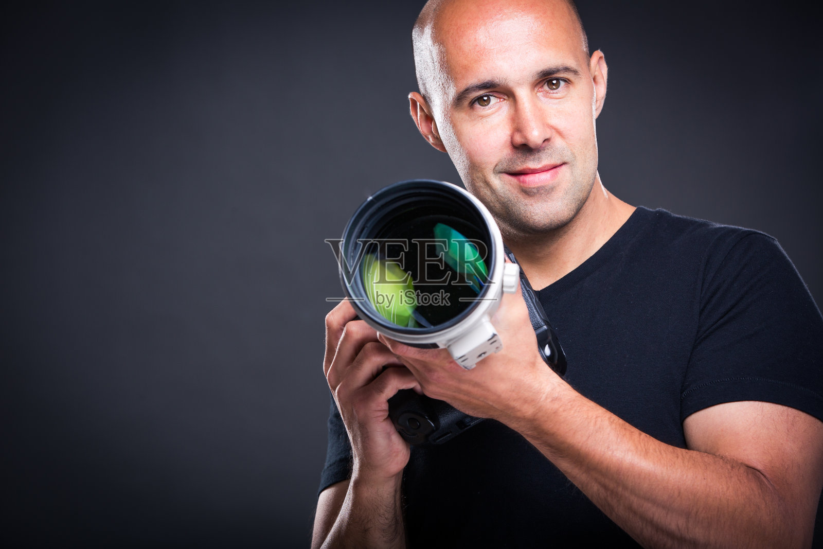 年轻的职业摄影师在他的工作室里照片摄影图片