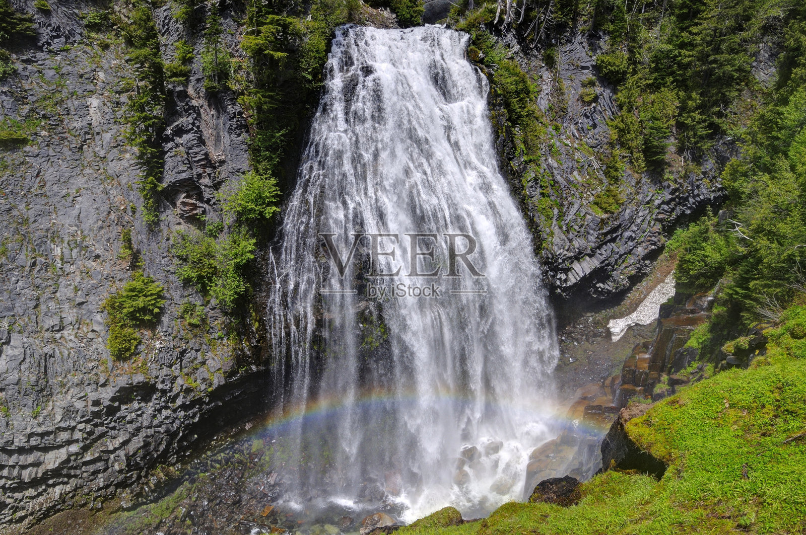 纳拉达瀑布，雷尼尔山国家公园照片摄影图片