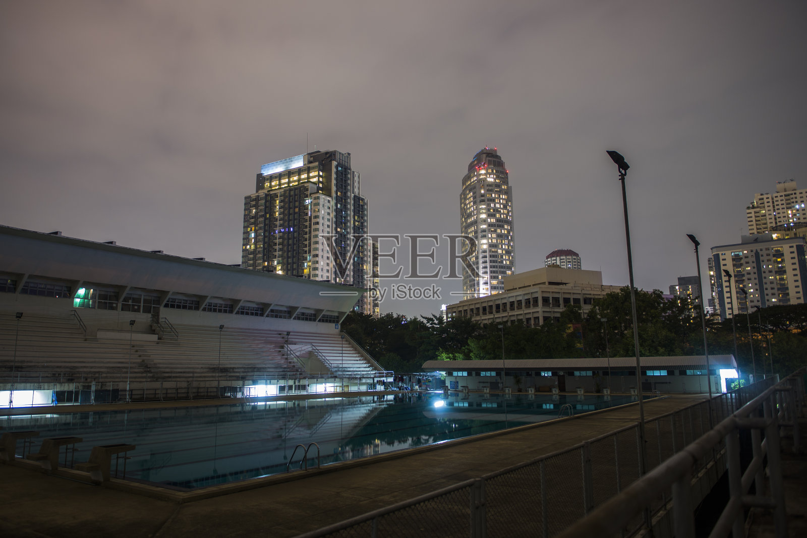 在游泳池里照片摄影图片