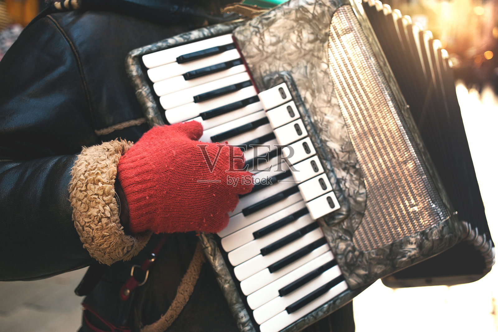 为街头人们演奏的小夜曲的音乐家照片摄影图片