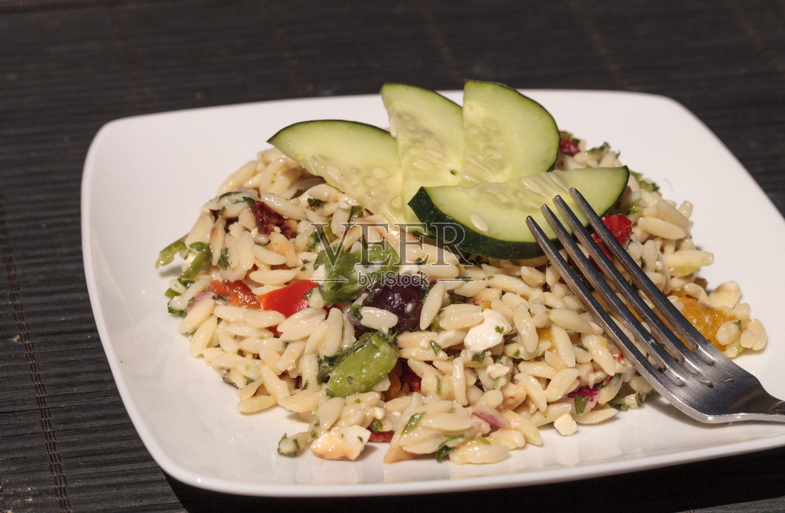 希腊米粒黄瓜沙拉照片摄影图片