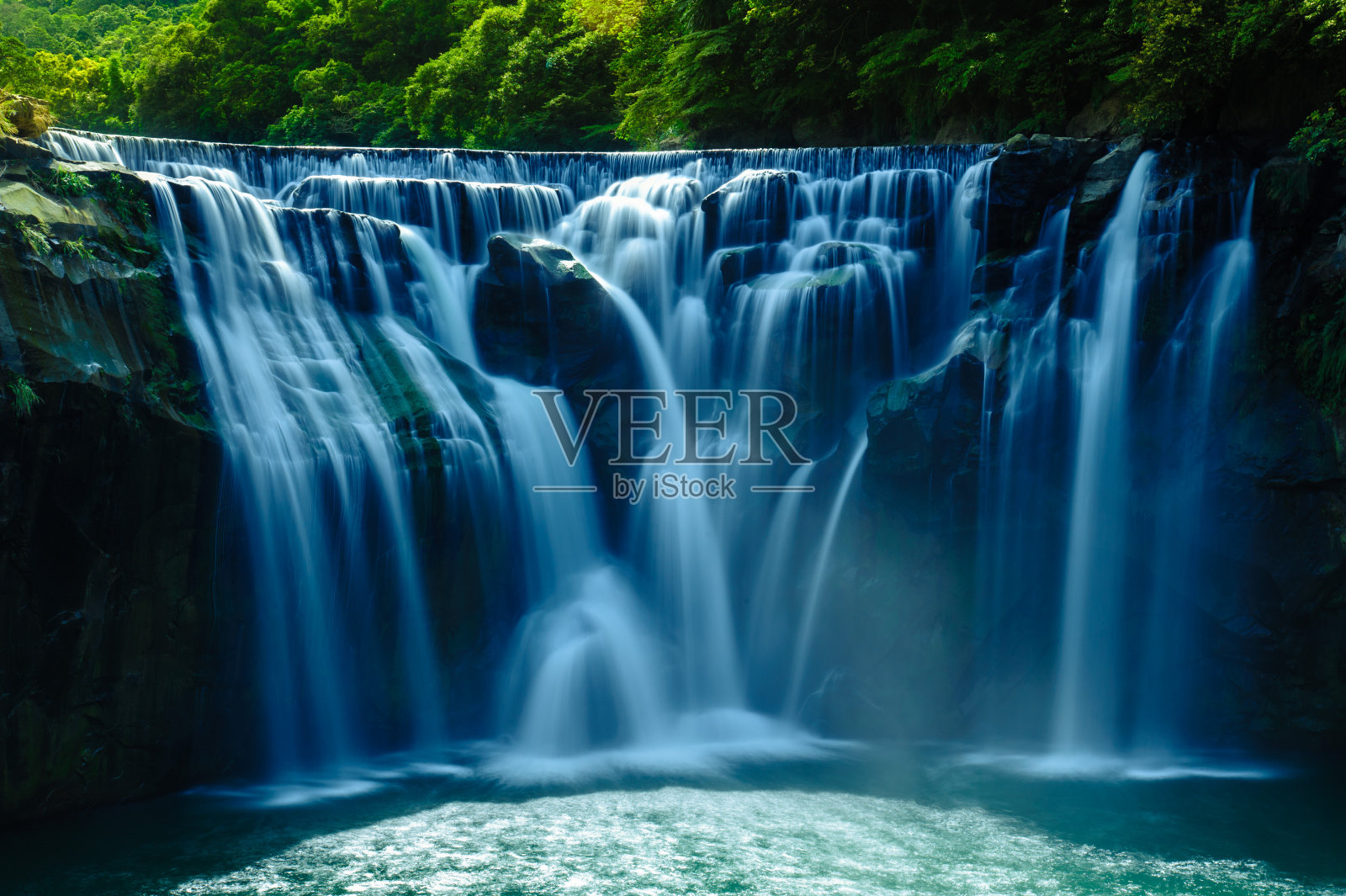 美丽的瀑布照片摄影图片