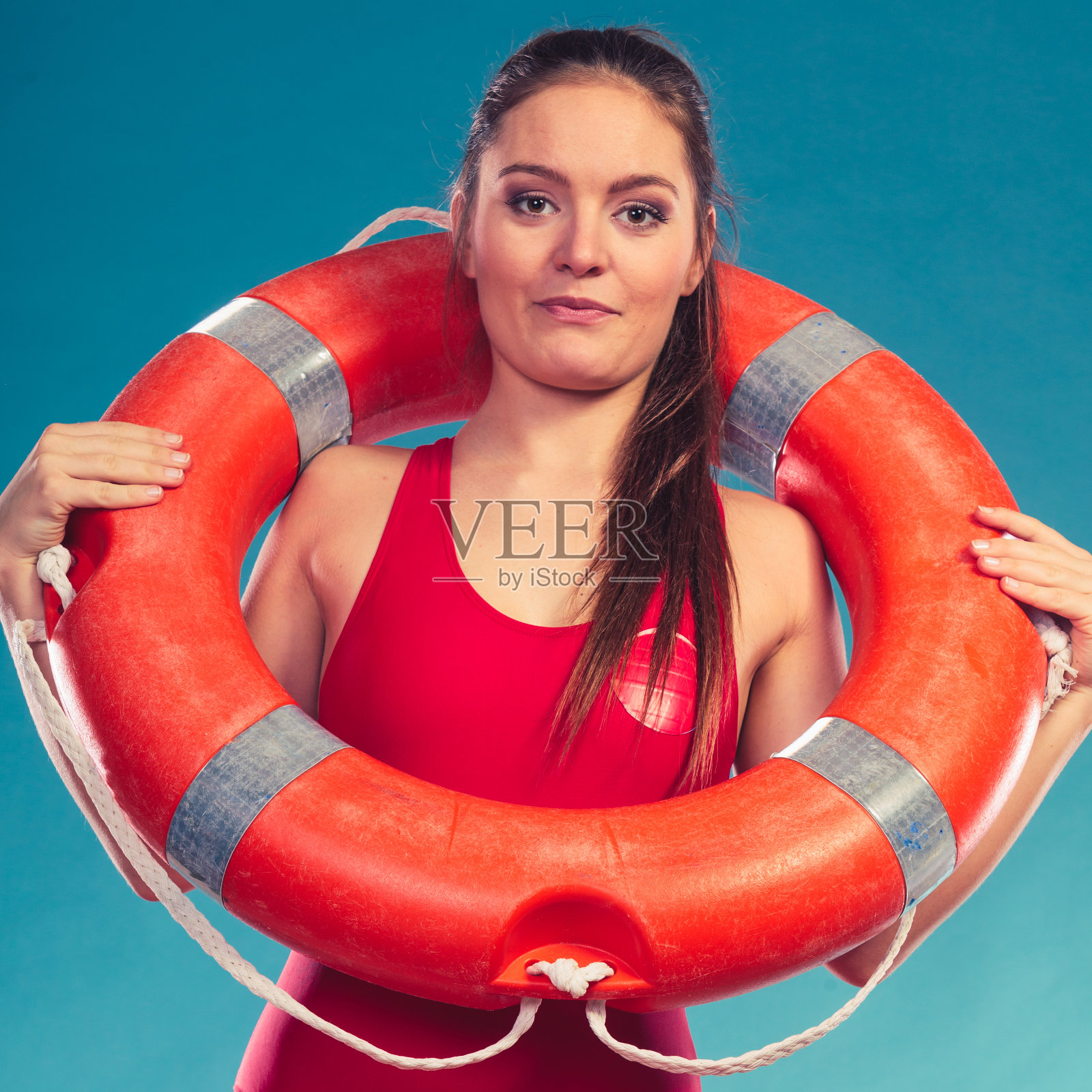 救生员戴着环形救生圈。照片摄影图片