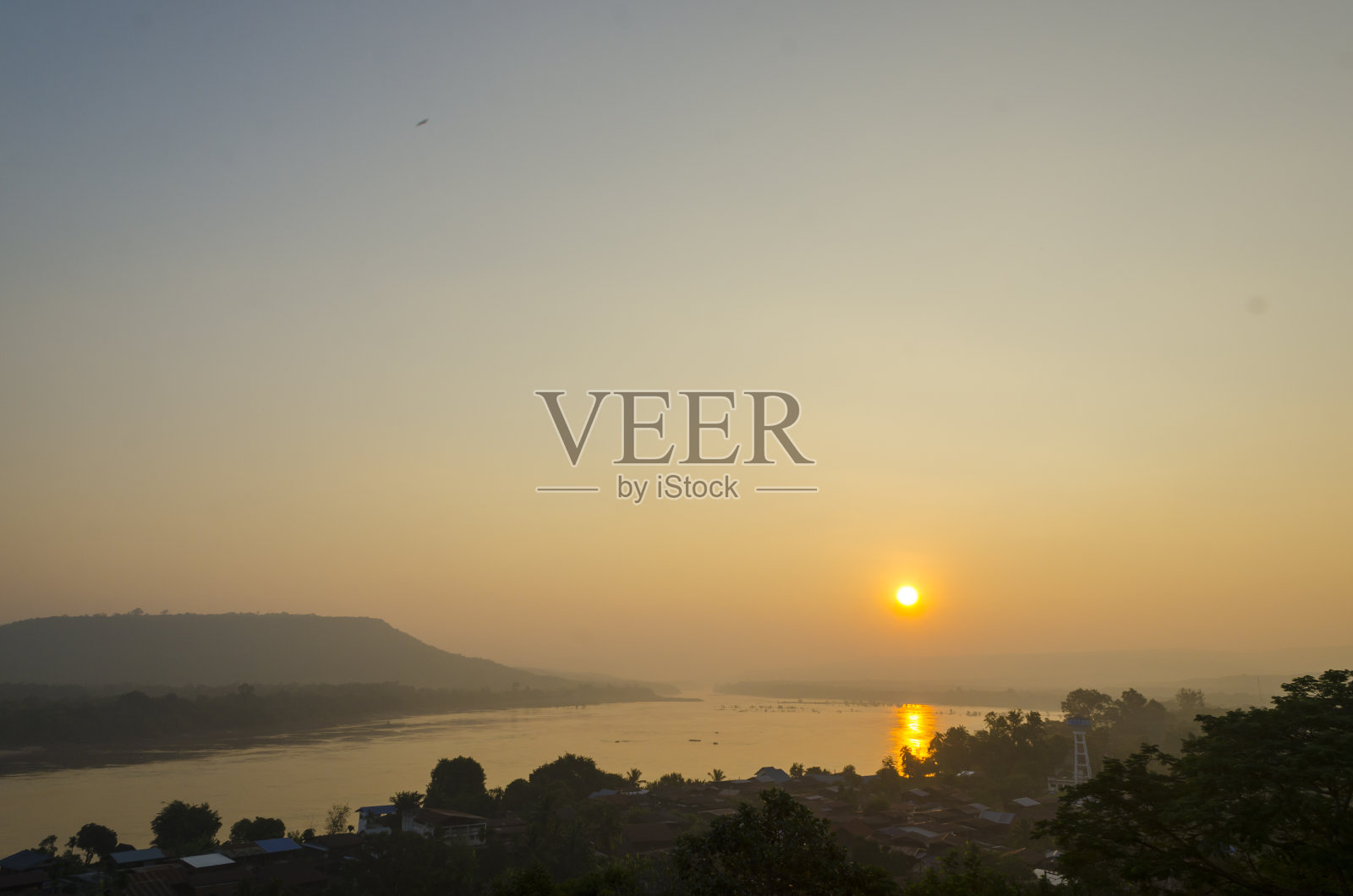 泰国乌汶拉差他尼的帕田国家公园的日出。照片摄影图片