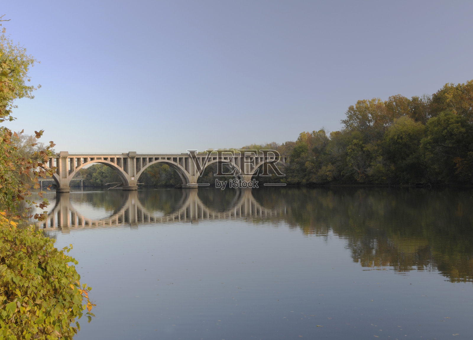 河上有一座混凝土拱桥照片摄影图片