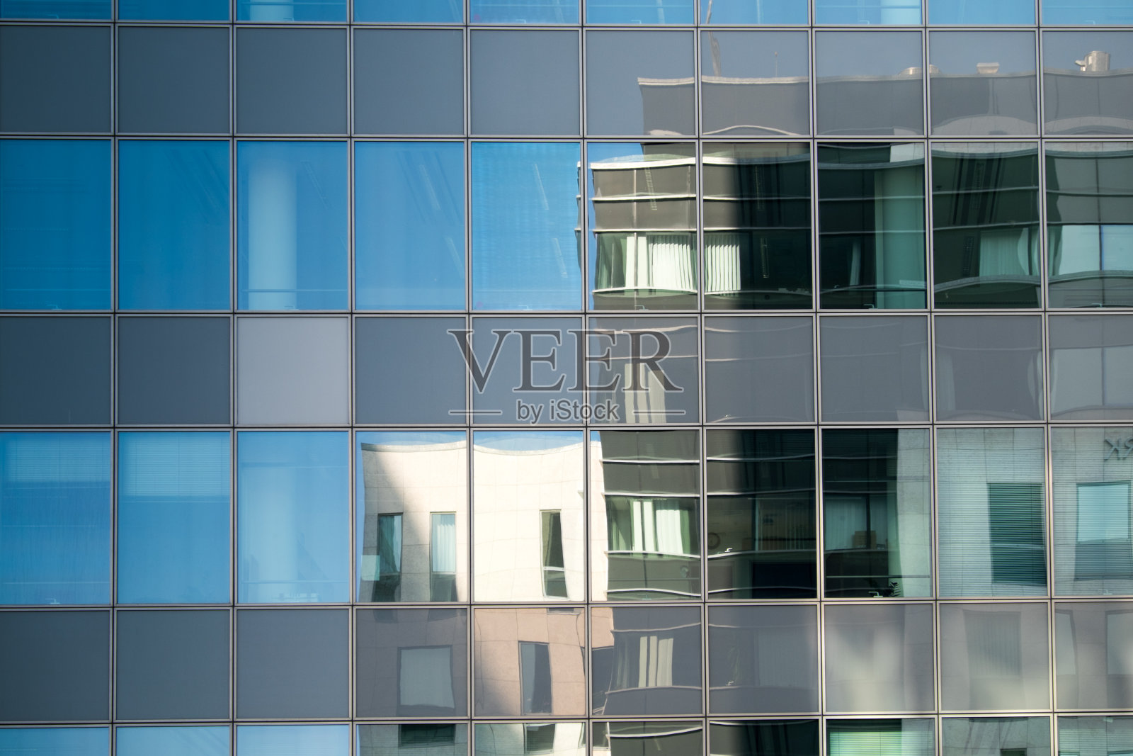 建筑反射在现代玻璃立面上照片摄影图片