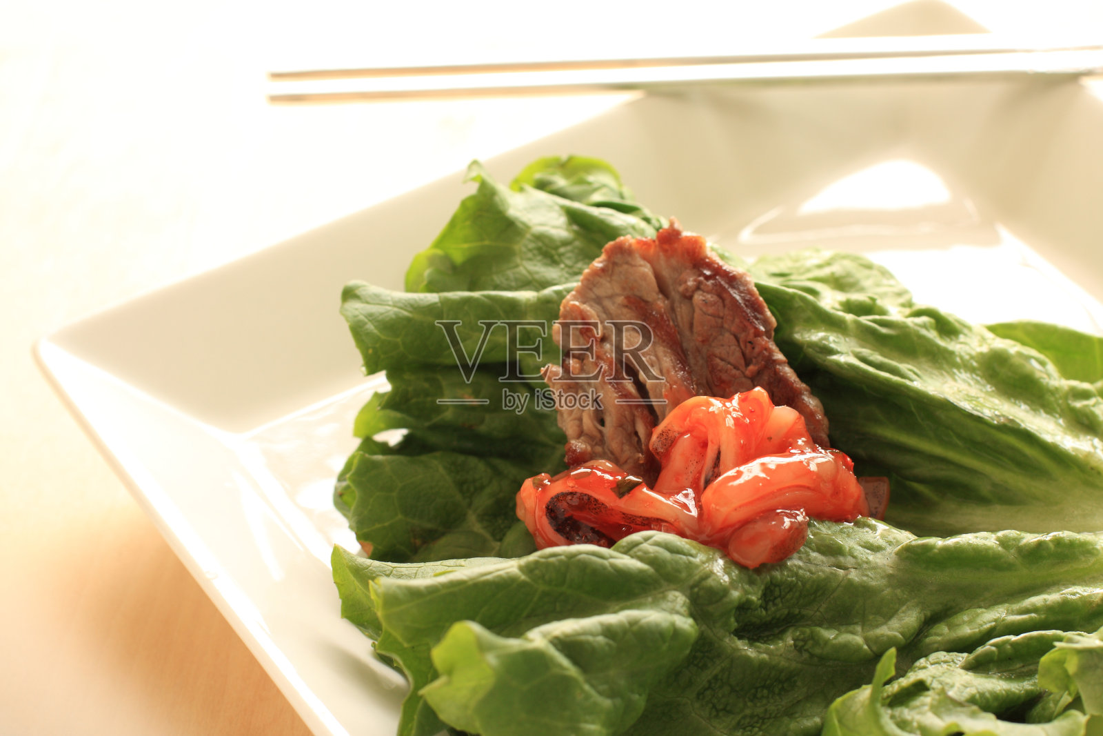 韩国菜，腌鱿鱼和牛肉照片摄影图片