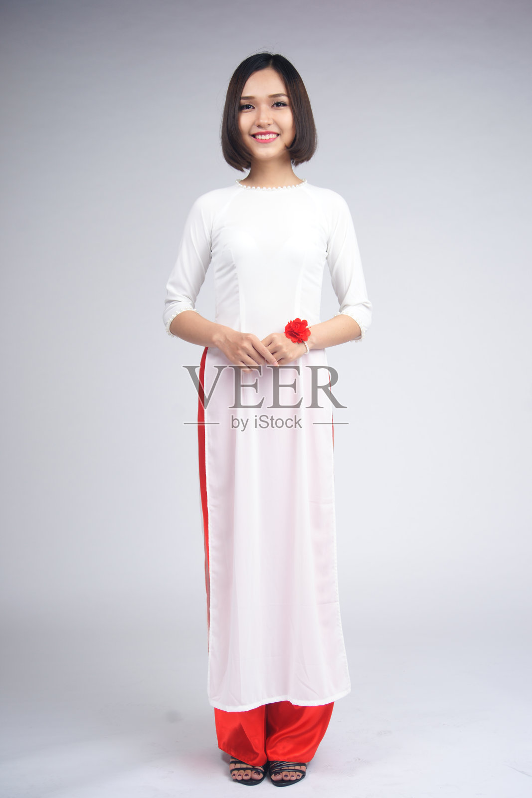 美丽的越南妇女穿着传统服饰照片摄影图片