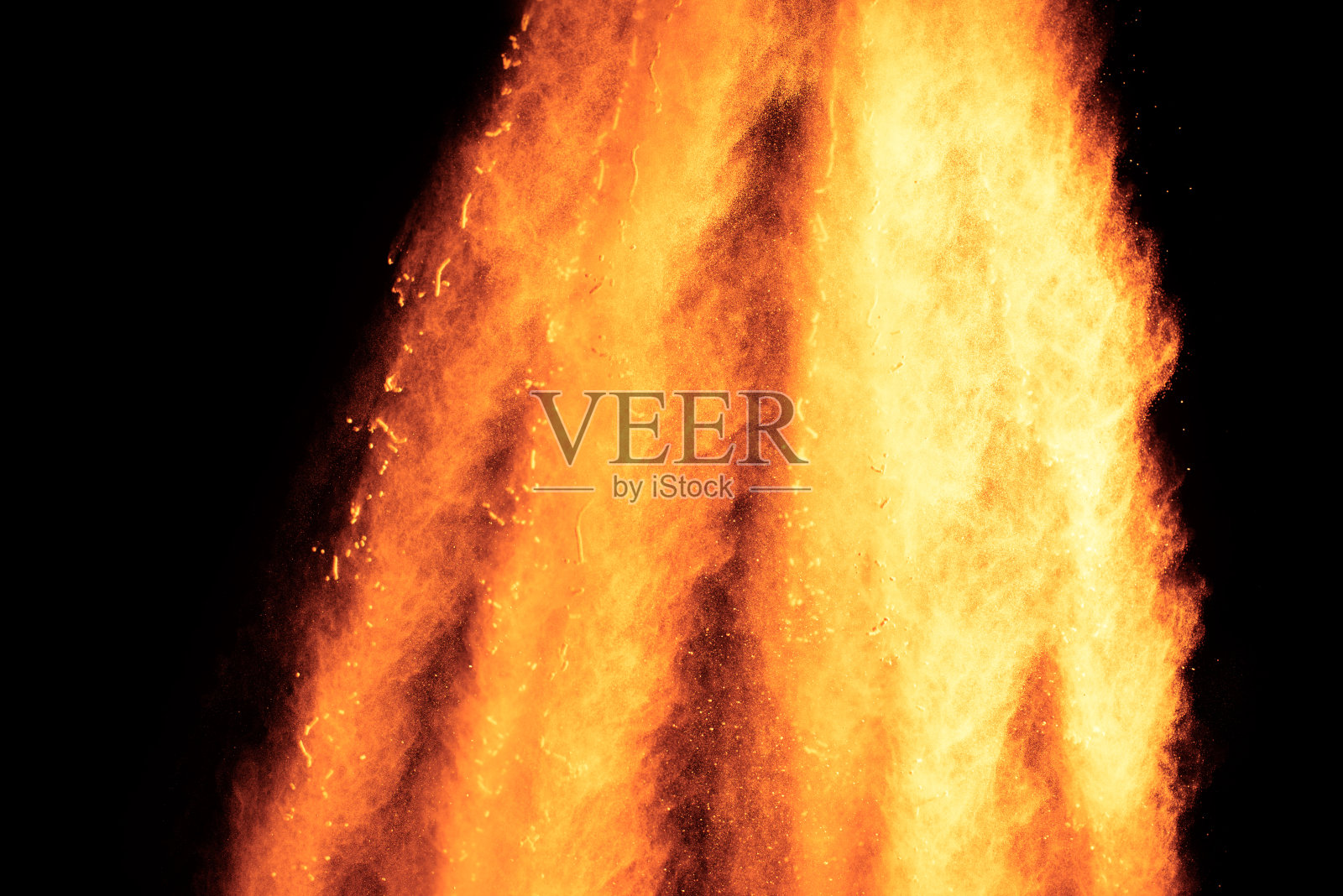 火轻烟抽象的形状在黑色的背景照片摄影图片