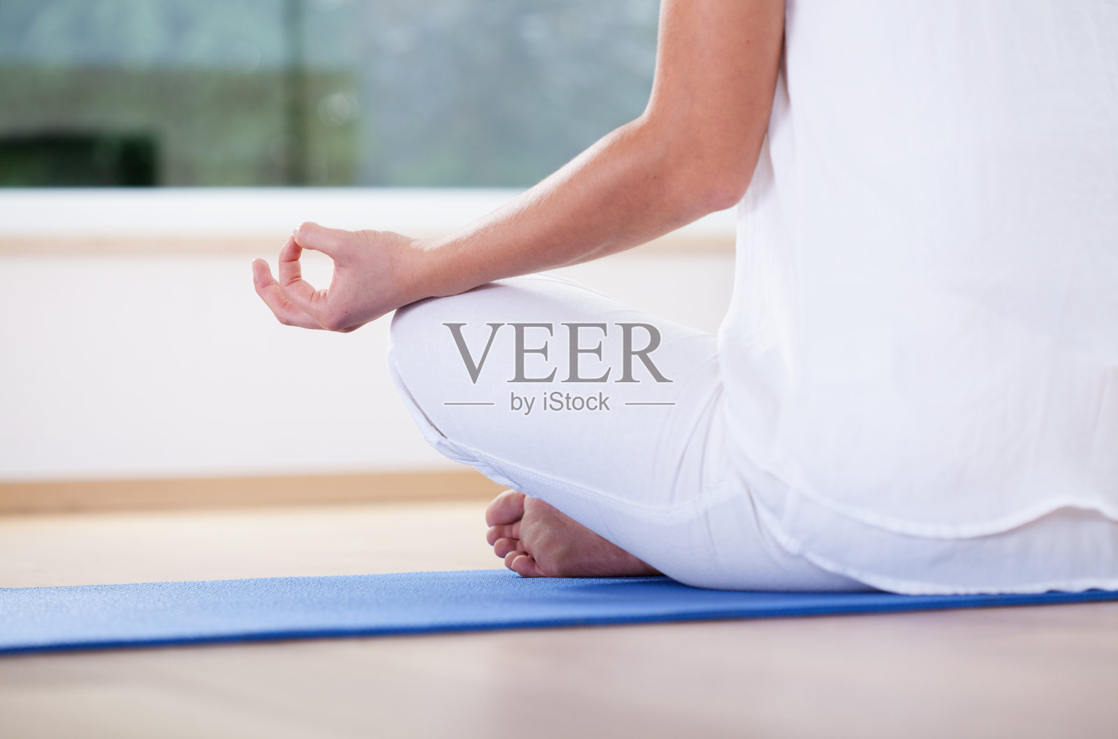 在莲花姿势冥想的女人照片摄影图片