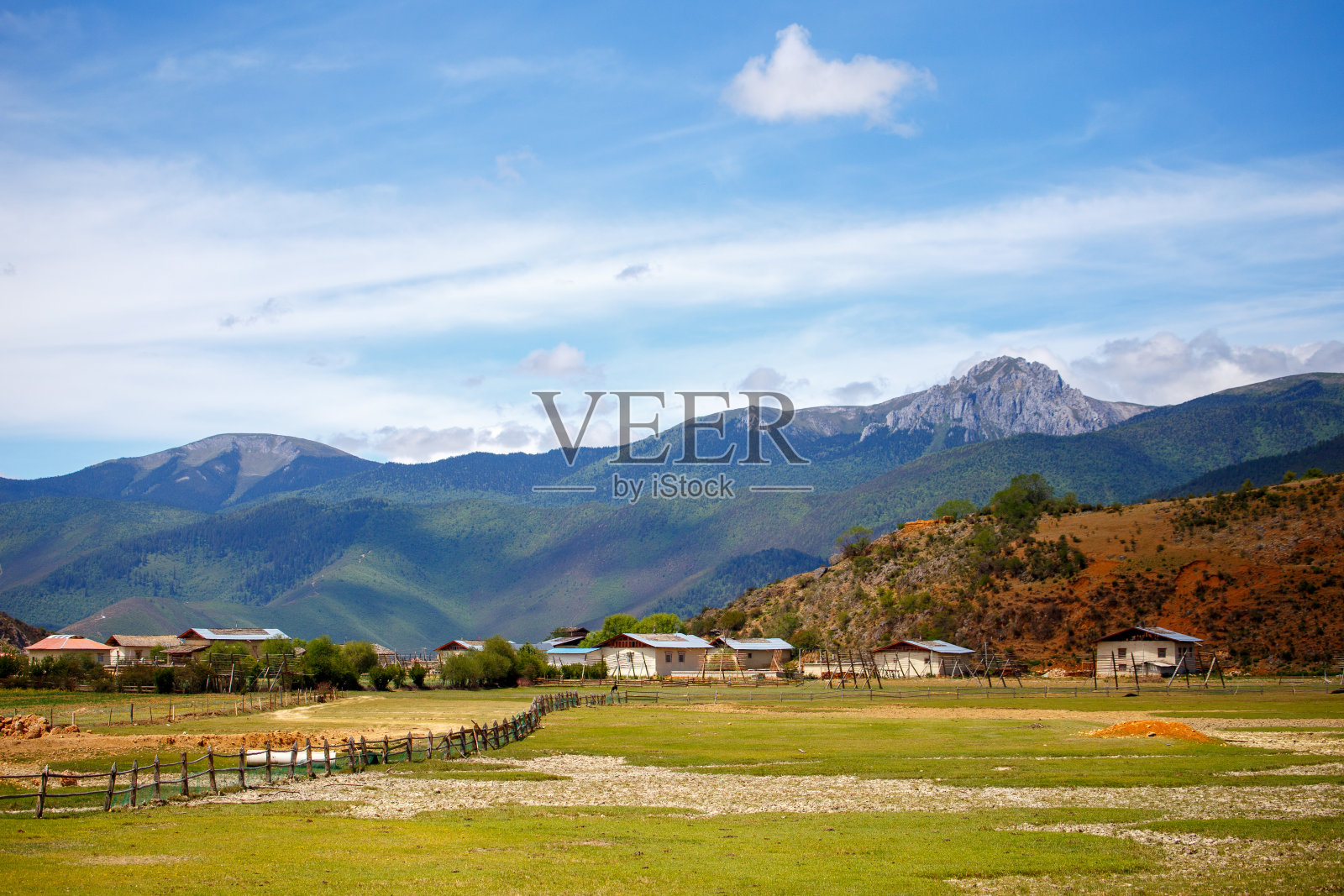 中国云南的香格里拉和附近的地方。照片摄影图片