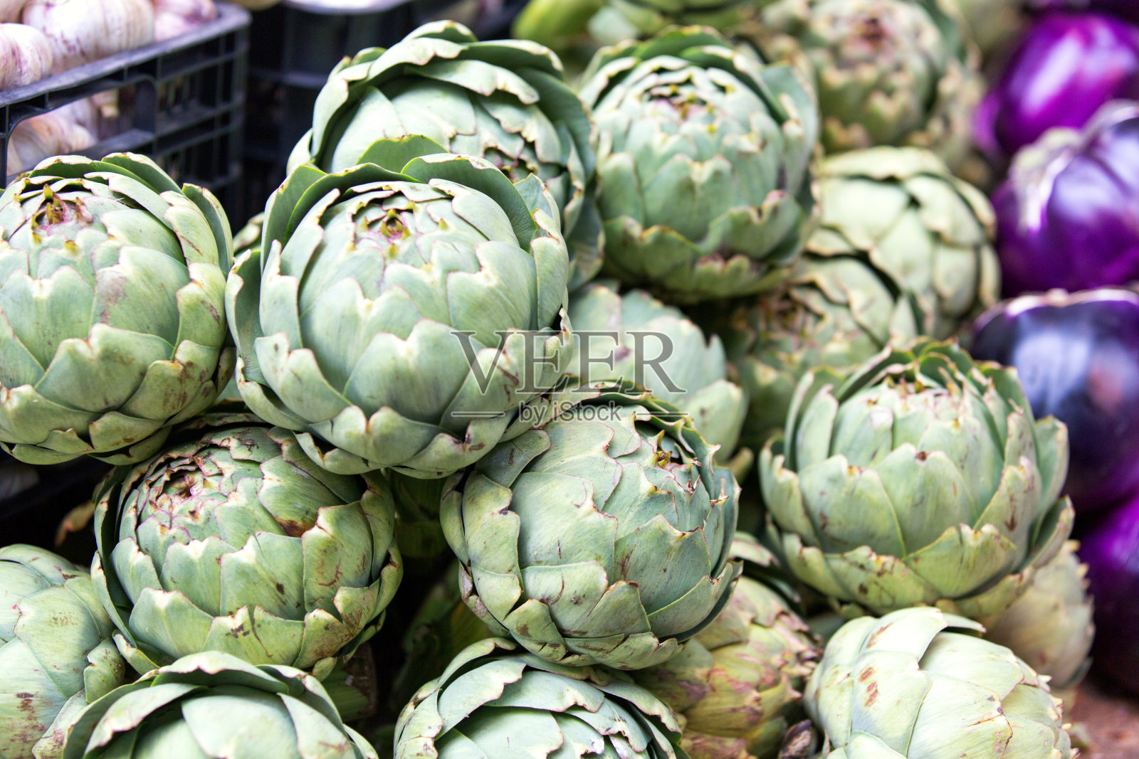 伦敦农贸市场里装着新鲜蔬菜的板条箱照片摄影图片